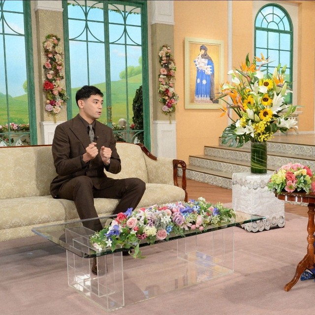 【提供】「徹子の部屋」に出演する UTA（左）と黒柳徹子＝テレビ朝日提供