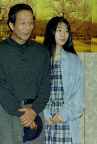 田中邦衛さん（左）と裕木奈江＝1993年