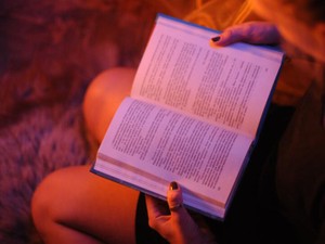 過保護な両親の目の前で、私は毒親の解説本を手に取った