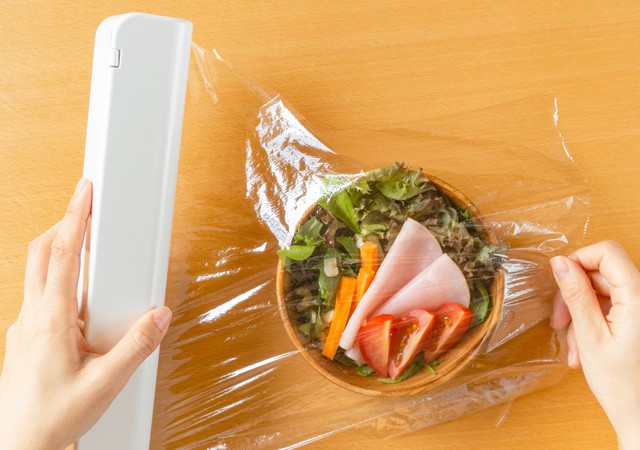 ラップの箱に詰めれば、巻かない「巻き寿司」が作れる※画像はイメージです（Kana Design Image/stock.adobe.com）