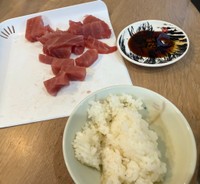 キハダマグロの柵は自宅で刺身に（いぶおやさん提供）