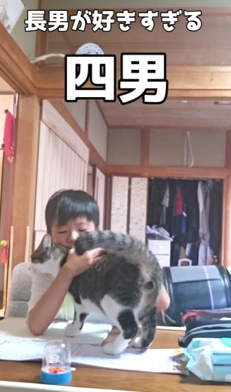 長男くんにすり寄る、”四男”のたいちょうくん（井上えりさん提供、Instagramよりキャプチャ撮影）