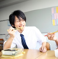 弁当を食べる高校生　※画像はイメージです（paylessimages/stock.adobe.com）