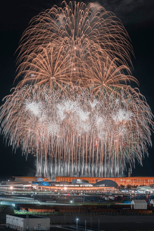 大屋根リングの上空に広がる大迫力の花火（提供：けいしろ/星配りさん）