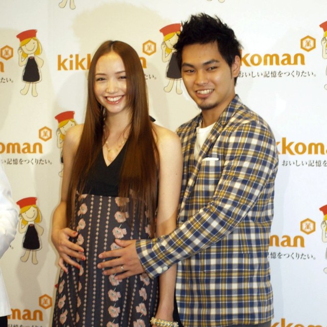 豊田エリー（左）のお腹をさする柳楽優弥＝2010年