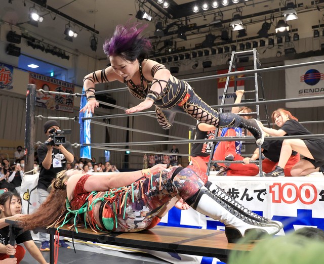 長机に一直線（DASH・チサコVS松本浩代より）＝後楽園ホール