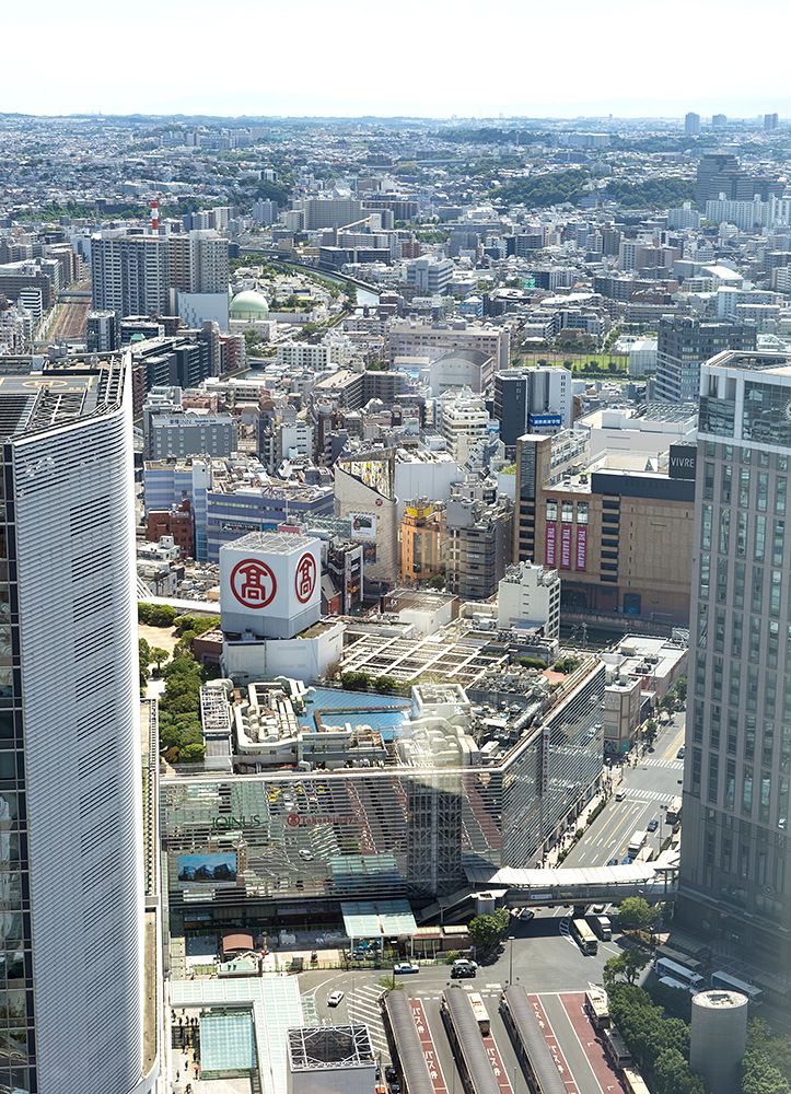 横浜駅西口から相鉄線沿線方面を望む。写真中央左に見える横縞（よこじま）模様の建物が「相鉄ムービル（相鉄南幸第2ビル）」
