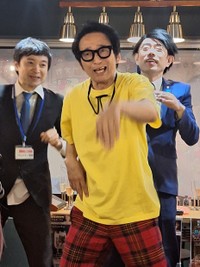 イベントで広島やDeNAの応援ダンスを独特の振り付けで披露し、客席を沸かせるラッキィ池田＝東京・浅草の「ＣＡＦＥオカオカ」
