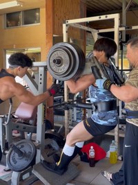 大会出場を目標に、日々の筋トレに励む夫。減量の成果は背中や腕の筋肉にもはっきり表れている/のんぴさん（@sakeyakuzaneko）提供