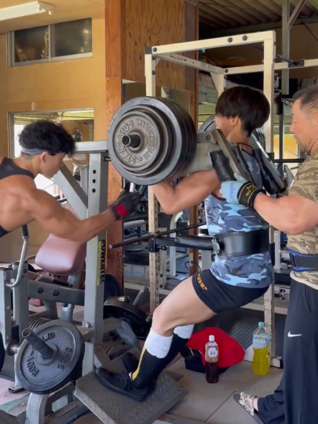 大会出場を目標に、日々の筋トレに励む夫。減量の成果は背中や腕の筋肉にもはっきり表れている/のんぴさん（@sakeyakuzaneko）提供