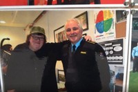 ハルデン刑務所の所長室には撮影に訪れたマイケル・ムーア監督とアーレ・フイダル所長が並んで撮影した写真が貼ってあった