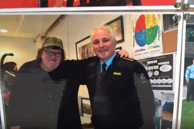 ハルデン刑務所の所長室には撮影に訪れたマイケル・ムーア監督とアーレ・フイダル所長が並んで撮影した写真が貼ってあった