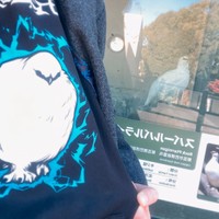 作ったパーカーとモデルのツーショット（提供：サッサさん）