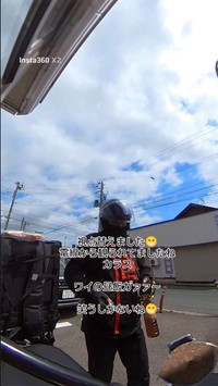 遠くの電線から周囲をうかがうカラス。別角度の動画にも、その姿が映っていた／フードデリバリー廃達員さん（@bad_uber_rider）提供