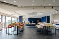 売店 & 展示エリア　提供：MIKOSI