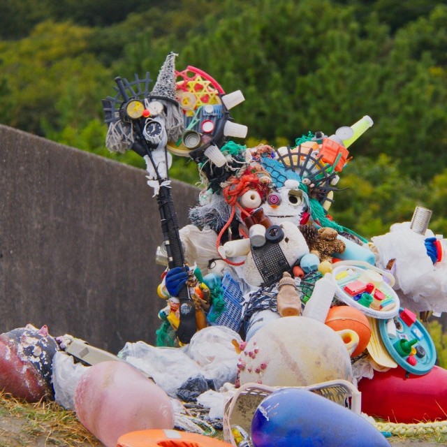 感情を持つゴミの塊「カンちゃん」。制作したのは、滋賀県にある「やまなみ工房」に所属するアーティストの吉田楓馬さん　(C)NHK