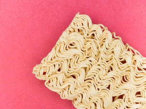 「名字変わったのかあ」。カップ麺をすすって読んだ彼からのLINE