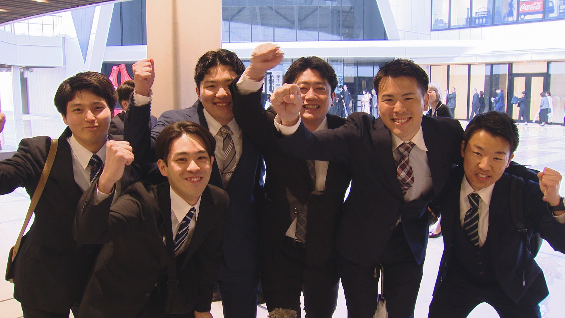 卒業式　大学生 レポートを夜な夜なみんなで書いた思い出も」 長崎大学卒業式 初の