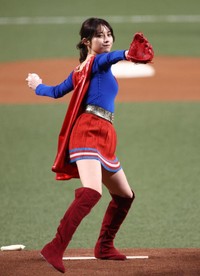 スーパーガールの衣装で始球式を行い、美脚を見せつける桃月なしこ