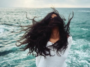 「女は愛嬌」と言われて育った私。反発するように、母の前で笑顔になるのが嫌になった