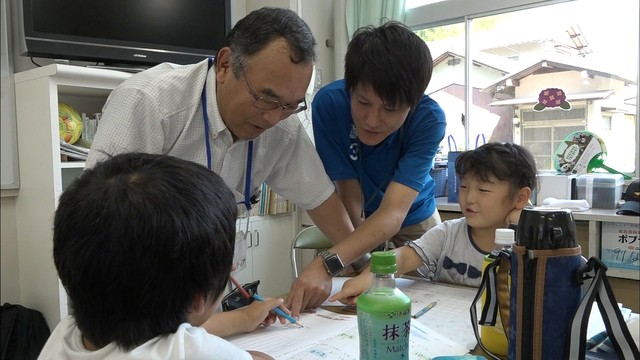 避難所の小学校で学習支援ボランティア　自主夜間中学のスタッフも参加　倉敷市