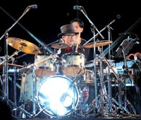 ドラムを演奏する高橋幸宏さん＝2010年8月撮影