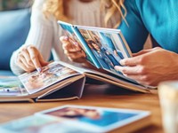 アルバムを眺めて思い出を懐かしむひととき ※画像はAIが作成したイメージです（herjunart:stock.adobe.com）