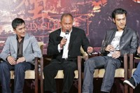 （左から）トニー・レオンさん、ジョン・ウー監督、金城武さん（2007年撮影）