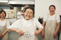 スタッフエプロンにもあしらわれた「てへぺろマーク」　photo©️森嶋夕貴（D-CORD）