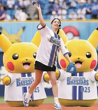 セレモニアルピッチを行う山本美月＝2026年5月23日、横浜スタジアム