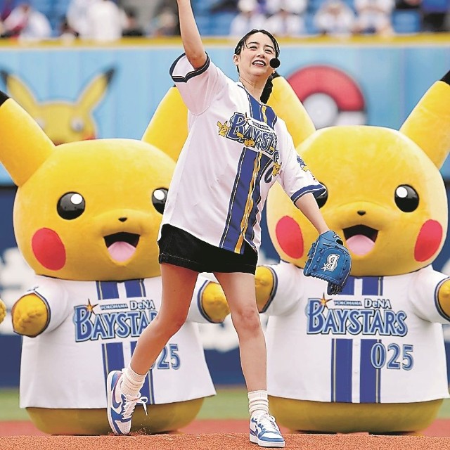 セレモニアルピッチを行う山本美月＝2026年5月23日、横浜スタジアム