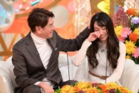 妻を気遣う川崎麻世（左）＝「新婚さんいらっしゃい！」11月16日放送回よりⓒABCテレビ