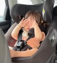 眠たい目をこすりながらも「ぴーぽー…」は止まらない（提供：@sarapapaaaaさん）
