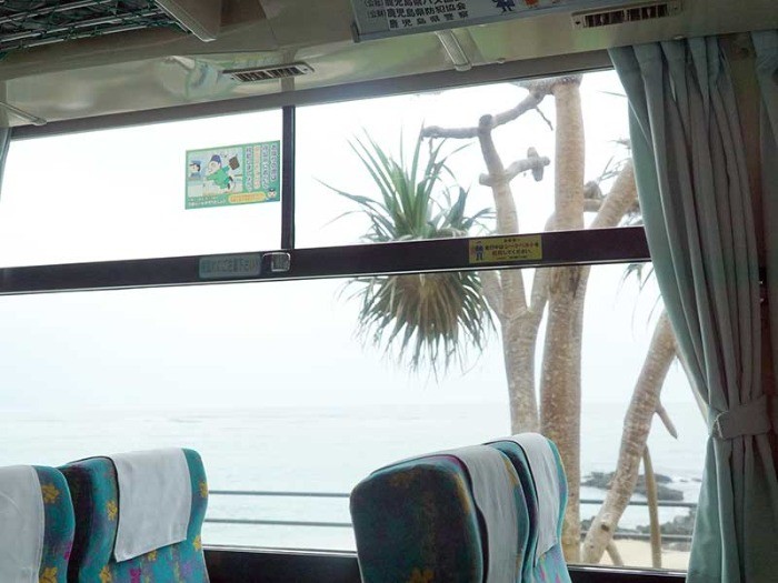 10：15空港発の「しまバス」で、山や海を眺めながら、市役所のある名瀬へ