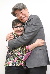 朗読劇「すぐ死ぬんだから」婦役を演じる泉ピン子（左）と村田雄浩=2022年