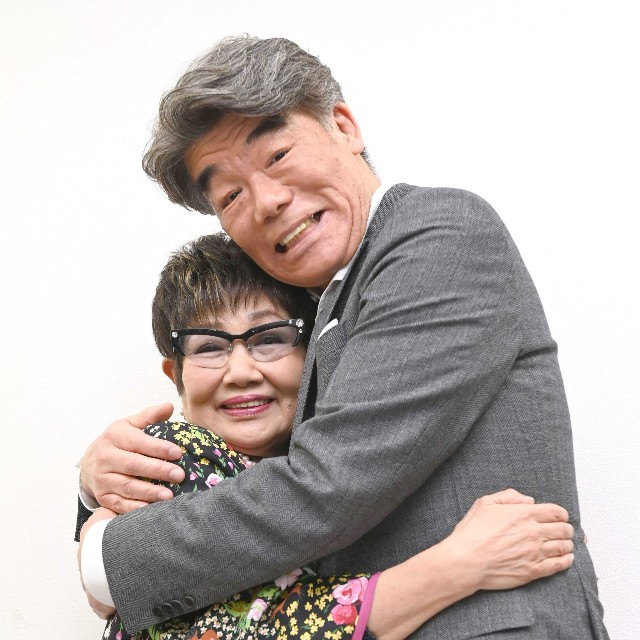 朗読劇「すぐ死ぬんだから」婦役を演じる泉ピン子（左）と村田雄浩=2022年