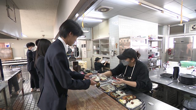 ホーユーが食事提供停止した琴平高校の食堂が再開　OBの会社が運営受託し全メニュー550円以内　香川