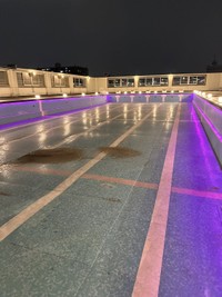 テーブルと座席を設置前の「いくのBBQスカイパーク」