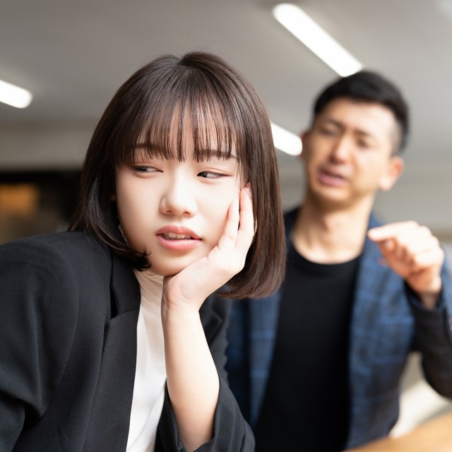 年上社員の接し方がイヤ！　※画像はイメージです（Trickster*/stock.adobe.com）