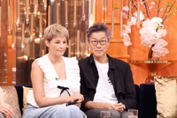 ABEMAのバラエティ番組「ダマってられない女たち 激動人生を生告白SP」に登場した梅宮アンナ（左）と世継恭規さん（C）AbemaTV,Inc.