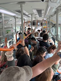 京都市バス内はもはや海外……。「私を含め数人と運転士さん以外は外国人観光客」←この理由に驚き！（画像提供：井上学さん）