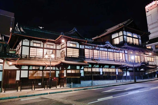 国の重要文化財に指定されている道後温泉本館