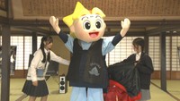 お披露目された「ももっち」の新衣装、デニムの陣羽織　岡山後楽園 鶴鳴館　岡山・北区