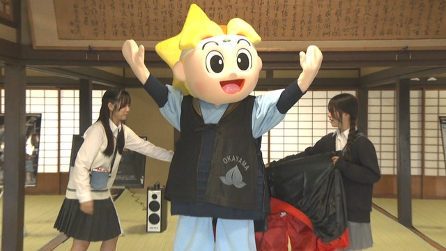 お披露目された「ももっち」の新衣装、デニムの陣羽織　岡山後楽園 鶴鳴館　岡山・北区