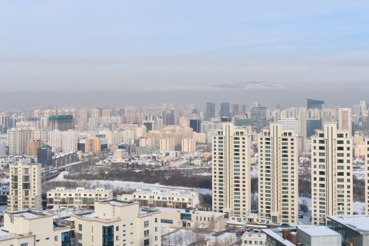丘の上から眺めたウランバートル市内。大気汚染の影響で奥にあるゲル地区はかすんで見えなかった