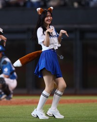 きつねダンスを披露する鈴木愛理＝エスコンフィールド