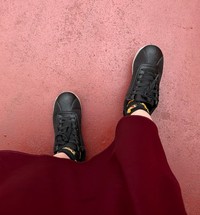こちらが東京ディズニーランドで購入したスニーカー（椿さん提供）