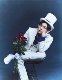 「ゼクシィ」8月号で怪盗キッド風新郎に変身した松丸亮吾