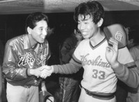 好リリーフし、勝ち投手となった川口和久（左）から感謝される＝1988年4月24日、甲子園球場 