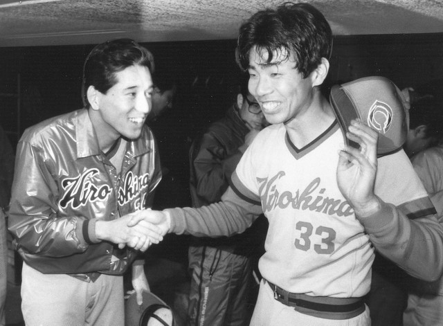 好リリーフし、勝ち投手となった川口和久（左）から感謝される＝1988年4月24日、甲子園球場 